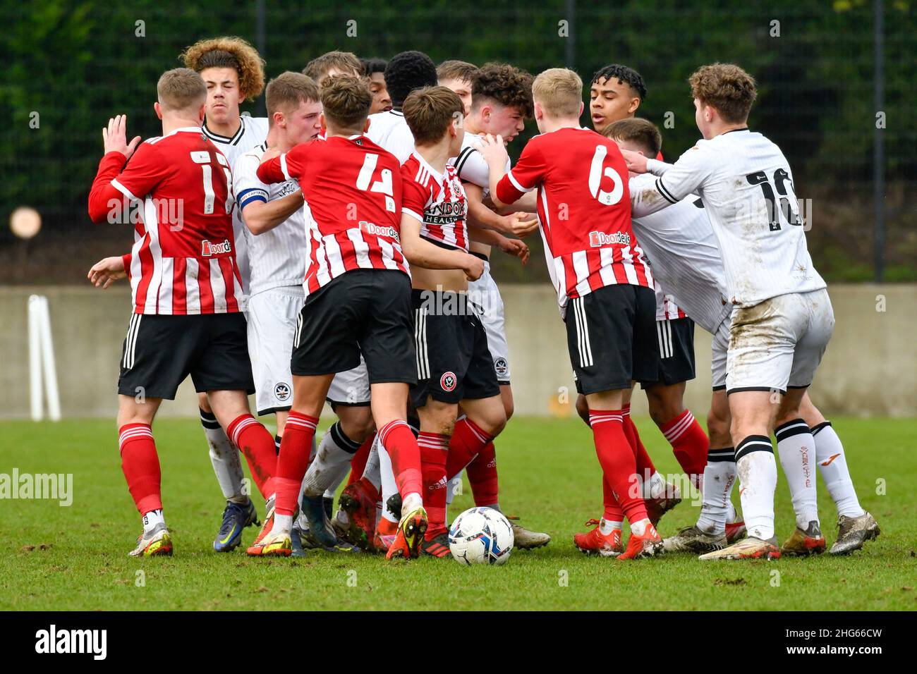 Swansea, Galles. 18 Gennaio 2022. Una mischia tra entrambe le squadre durante la partita della Professional Development League tra Swansea City Under 18s e Sheffield United Under 23s alla Swansea City Academy di Swansea, Galles, Regno Unito il 18 gennaio 2022. Credit: Duncan Thomas/Majestic Media. Foto Stock