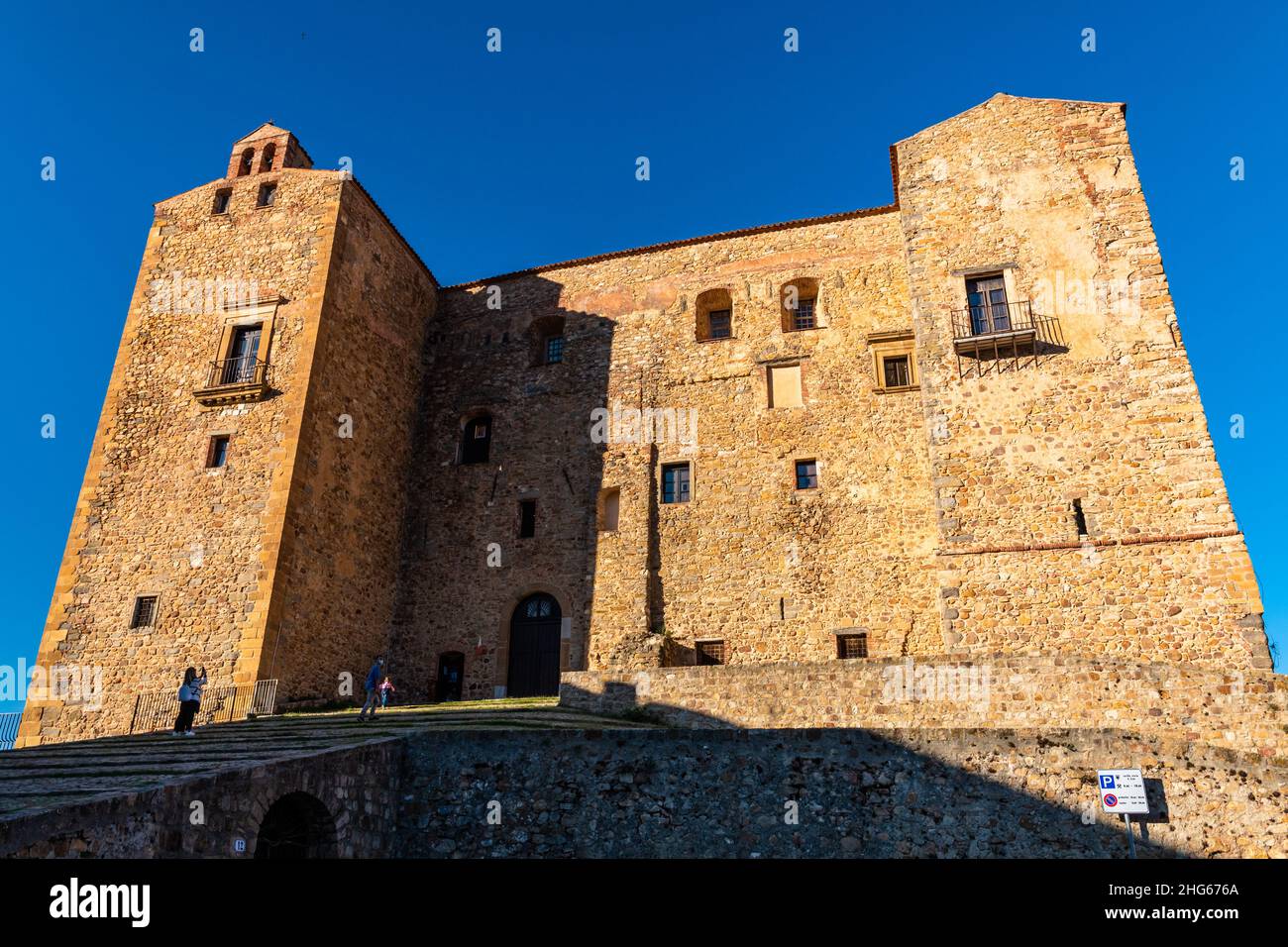 Castello di Castelbuono illuminato dalla luce del sole del pomeriggio, Sicilia, Italia Foto Stock