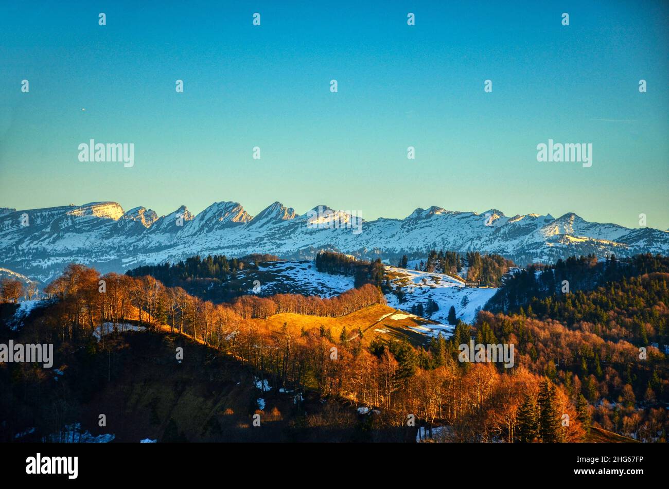 vista del nevoso churfirsten nelle alpi di toggenburg appenzeller dallo schnebelhorn. Splendida immagine del paesaggio Foto Stock