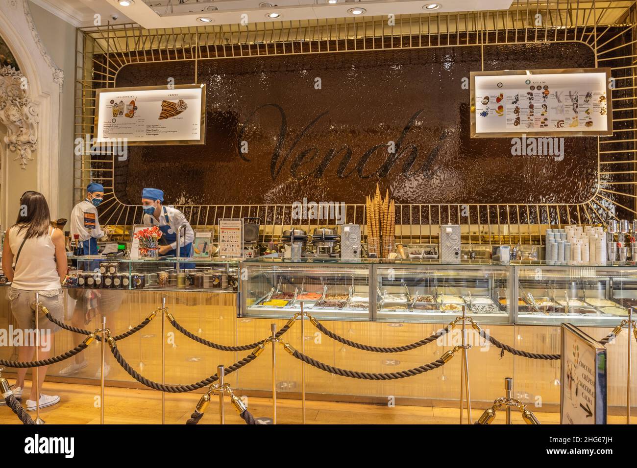 GELATO E CIOCCOLATO VENCHI - una cascata di cioccolato scorre continuamente  al negozio Foto stock - Alamy