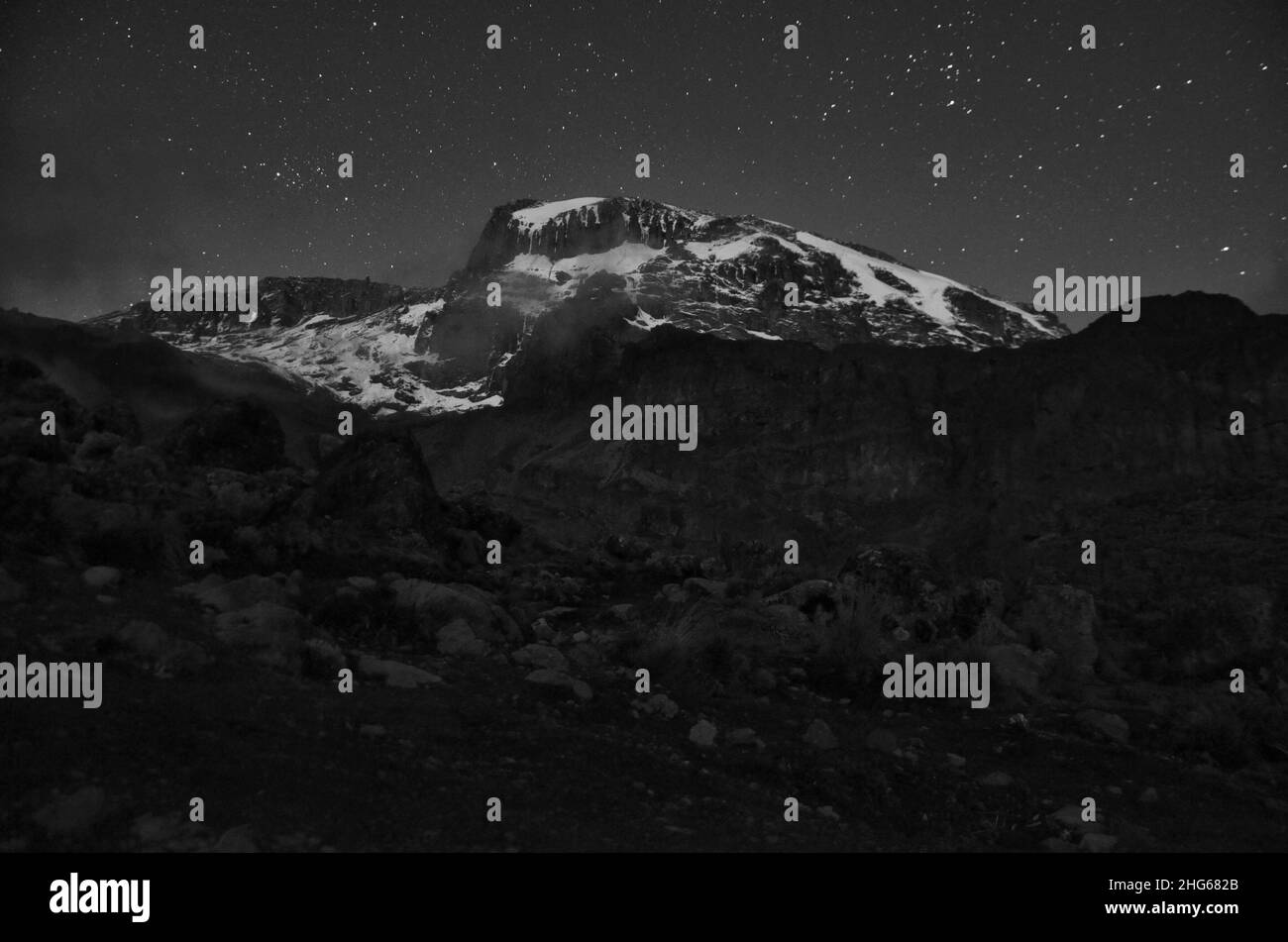 kilimanjaro di notte. Buona vista della vetta con le stelle Foto Stock