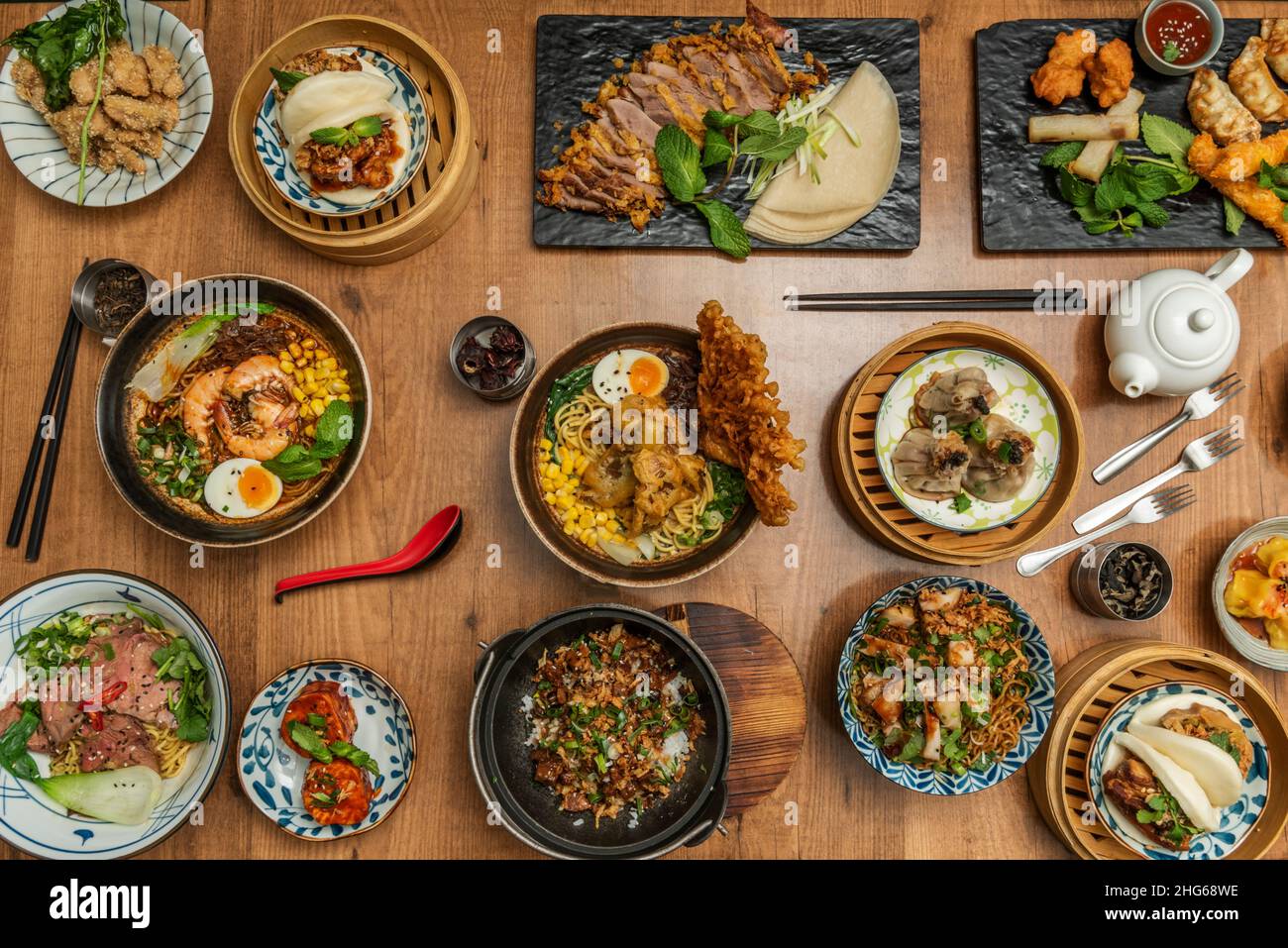 Piatti asiatici e giapponesi con ramen assortiti, anatra fritta, bao Pan, noodles wok, salsa di soia, funghi, e antipasti Foto Stock