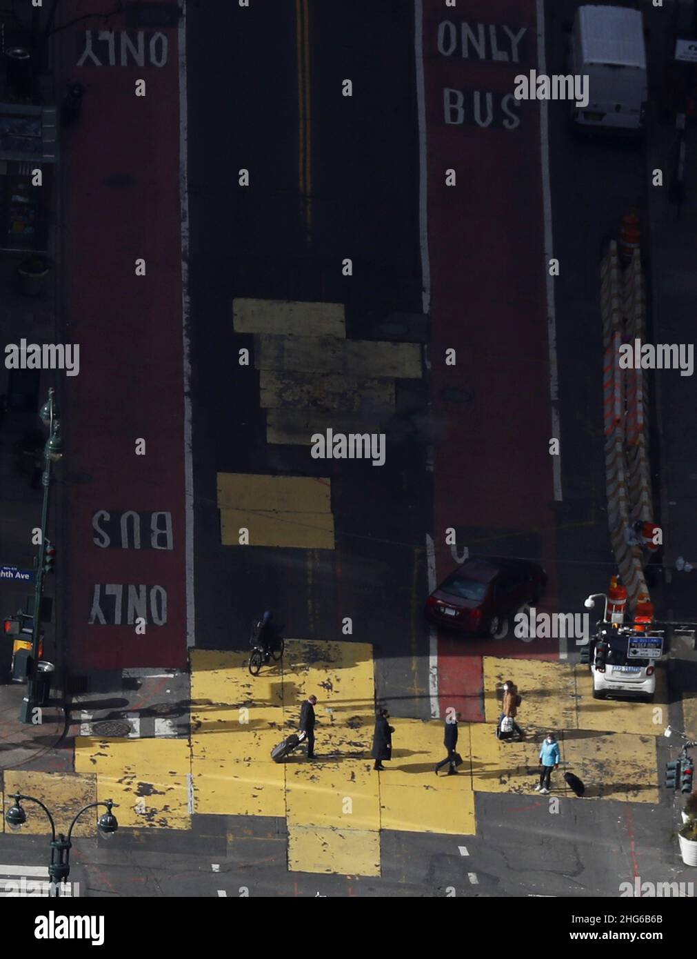 New York, Stati Uniti. 18th Jan 2022. I pedoni attraversano 42nd Street martedì 18 gennaio 2022 a New York City. Foto di John Angelillo/UPI Credit: UPI/Alamy Live News Foto Stock