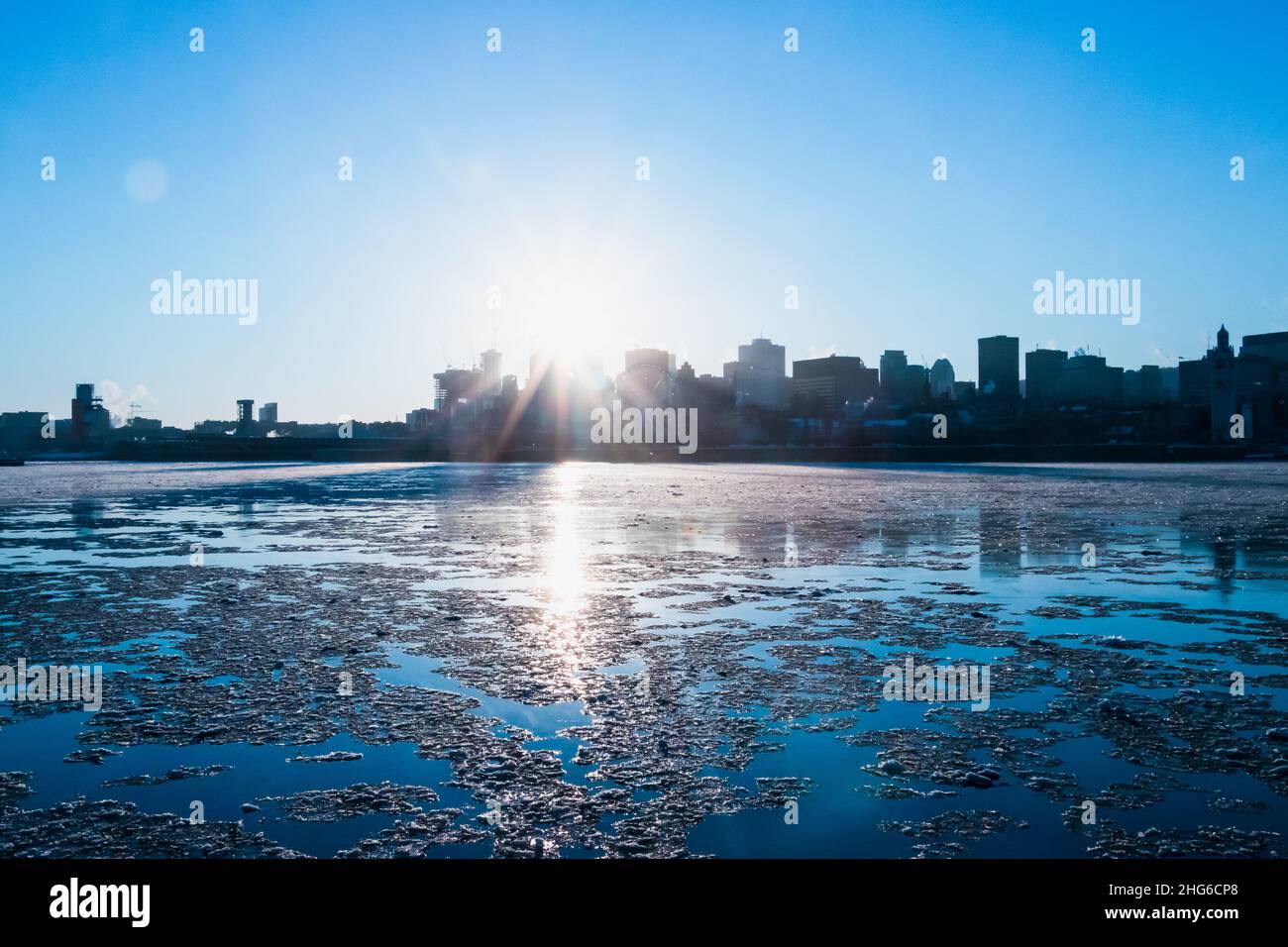 Ghiaccio sul fiume Saint-Laurent, Montreal, Canada, luce del sole al crepuscolo Foto Stock