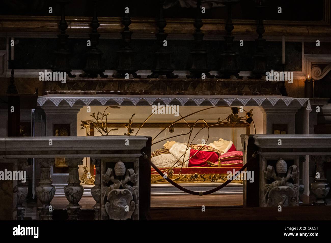 Visitare La Tomba Di Giovanni Paolo Ii Tomba di giovanni paolo ii immagini e fotografie stock ad alta