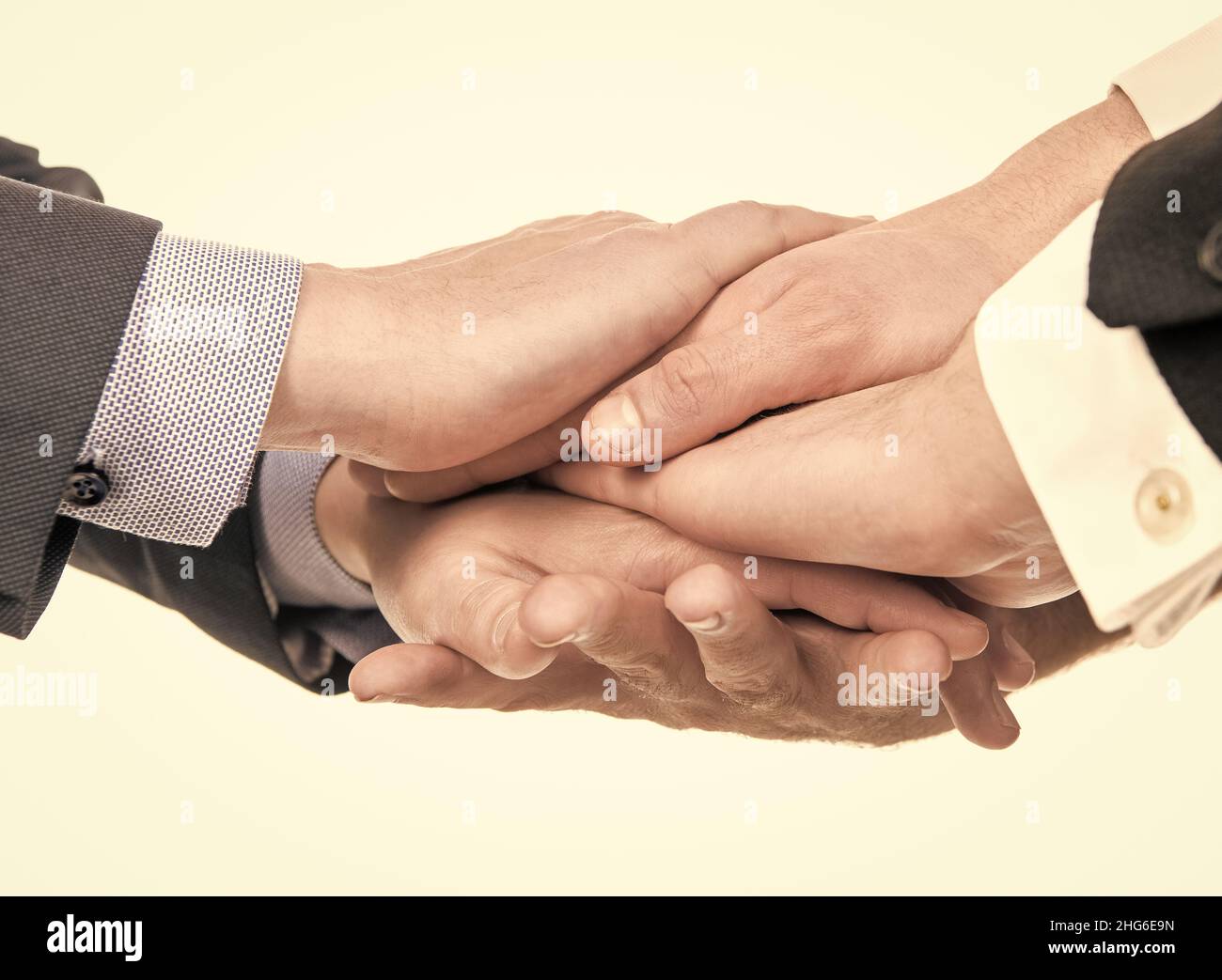 uomini che tengono le mani aiutanti che esprimono sostegno, fiducia Foto Stock