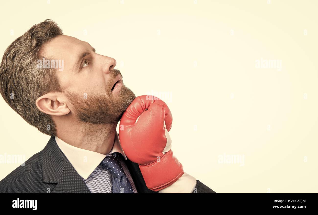 Sul lato perdente. L'uomo professionista ha ottenuto il pugno in faccia. Punzone per estrazione Foto Stock