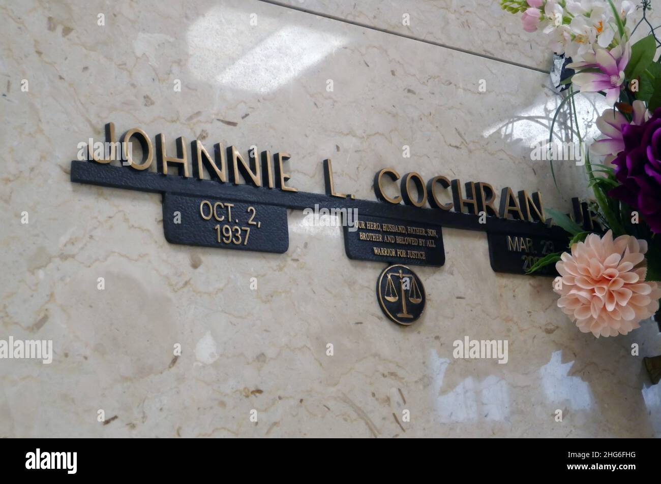 Inglewood, California, USA 15th Gennaio 2022 Attorney Johnnie L. Cochran Jr.'s grave in Chapel of Honor in Manchester Garden Mausoleum at Inglewood Park Cemetery on January 15, 2022 in Inglewood, Los Angeles, California, USA. Tra i clienti di Johnnie Cochran figurano Michael Jackson, Sean Puff Daddy Combs, OJ Simpson, Tupac Shakur, Todd Bridges, Jim Brown, Snoop Dogg, Riddick Bowe e Stanley Tookie Williams. Foto di Barry King/Alamy Stock Foto Foto Stock