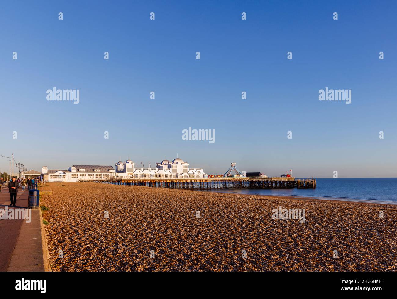 South Parade Pier sul lungomare e la spiaggia di pietra a Southsea, Portsmouth, Hampshire, costa meridionale Inghilterra in una giornata di sole con cielo blu nuvoloso Foto Stock