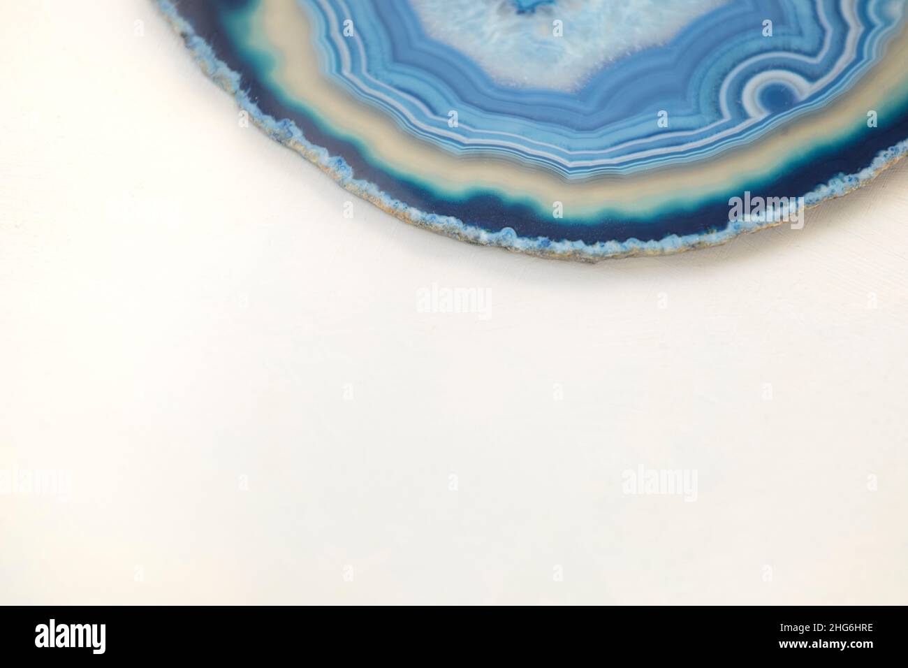 Elegante sfondo astratto con fetta di pietra d'agata. Particolare del modello in pietra semipreziosa. Naturale, sfondo geologico, spazio di copia. Foto Stock
