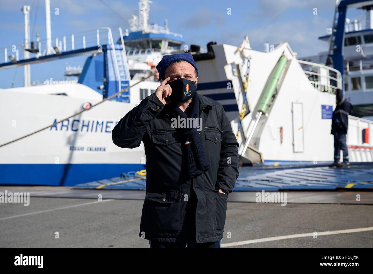 Messina, Italia. 18th Jan 2022. Cateno De Luca visto durante la protesta del sindaco.il sindaco di Messina (Sicilia, Italia), Cateno De Luca, ha organizzato una protesta pacifica nel porto di San Francesco (rada) contro il pass sanitario obbligatorio (Super Green Pass) necessario per attraversare lo stretto di Messina. (Foto di Valeria Ferraro/SOPA Images/Sipa USA) Credit: Sipa USA/Alamy Live News Foto Stock