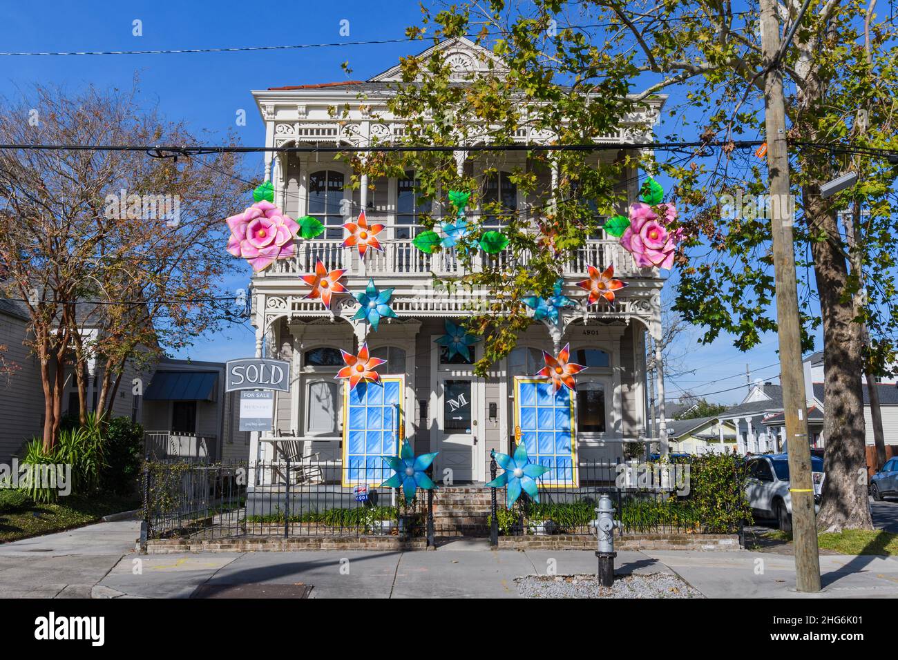 NEW ORLEANS, LA, Stati Uniti d'America - 14 GENNAIO 2022: Vista frontale completa della vecchia casa decorata con grandi petali di fiori per il Mardi Gras Foto Stock