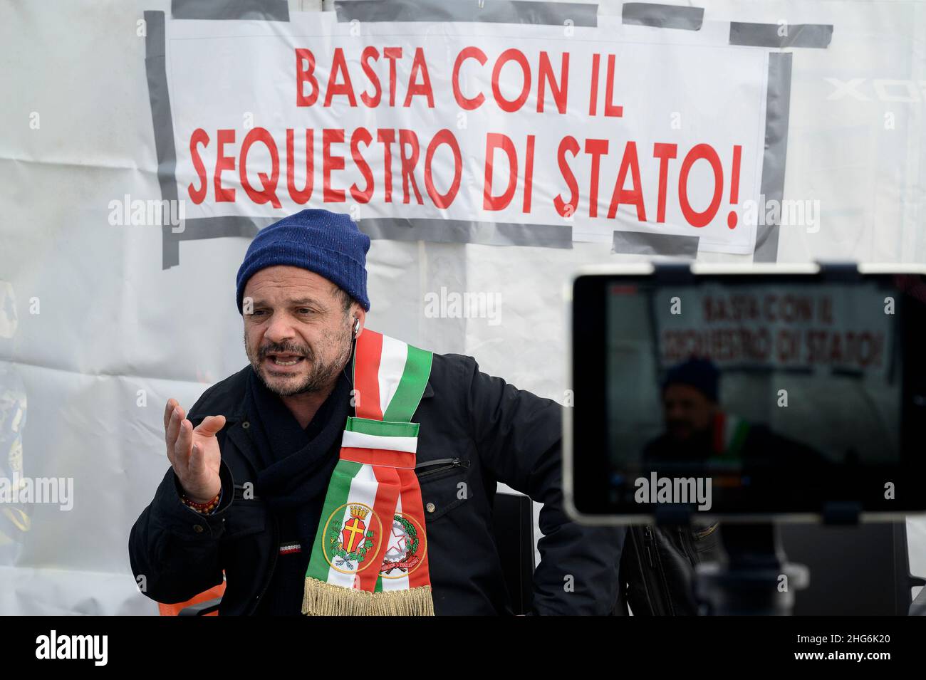 Messina, Italia. 18th Jan 2022. Cateno De Luca fa un'intervista stampa durante la protesta del sindaco.il sindaco di Messina (Sicilia, Italia), Cateno De Luca, ha organizzato una protesta pacifica nel porto di San Francesco (rada) contro il pass sanitario obbligatorio (Super Green Pass) necessario per attraversare lo stretto di Messina. (Foto di Valeria Ferraro/SOPA Images/Sipa USA) Credit: Sipa USA/Alamy Live News Foto Stock