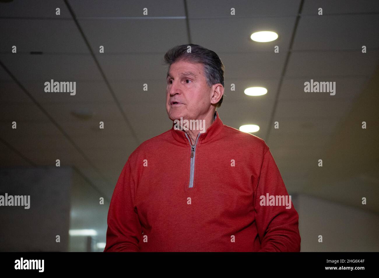 Washington, Stati Uniti. 18th Jan 2022. Il senatore Joe Manchin (D-W.V.) parla ai media presso il Campidoglio degli Stati Uniti, a Washington, DC, martedì 18 gennaio, 2022. Il Congresso ritorna da un fine settimana lungo, con i Democratici che continuano a spingere la legislazione sui diritti di voto al Senato contro l’opposizione dei Repubblicani e dei Democratici moderati. (Graeme Sloan/Sipa USA) Credit: Sipa USA/Alamy Live News Foto Stock