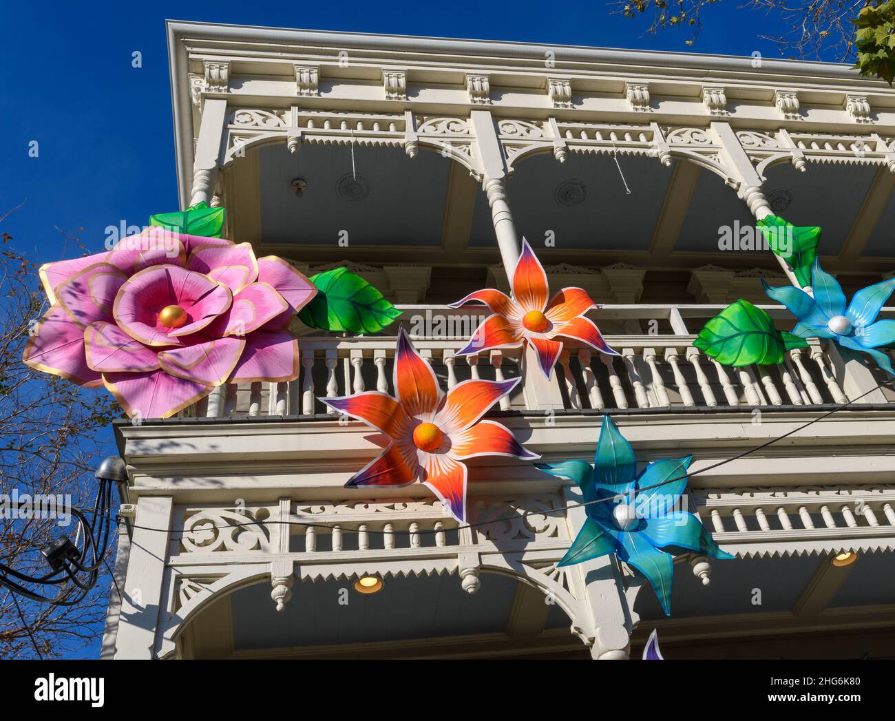 NEW ORLEANS, LA, USA - 14 GENNAIO 2022: Casa antica decorata con grandi petali di fiori per il Mardi Gras Foto Stock