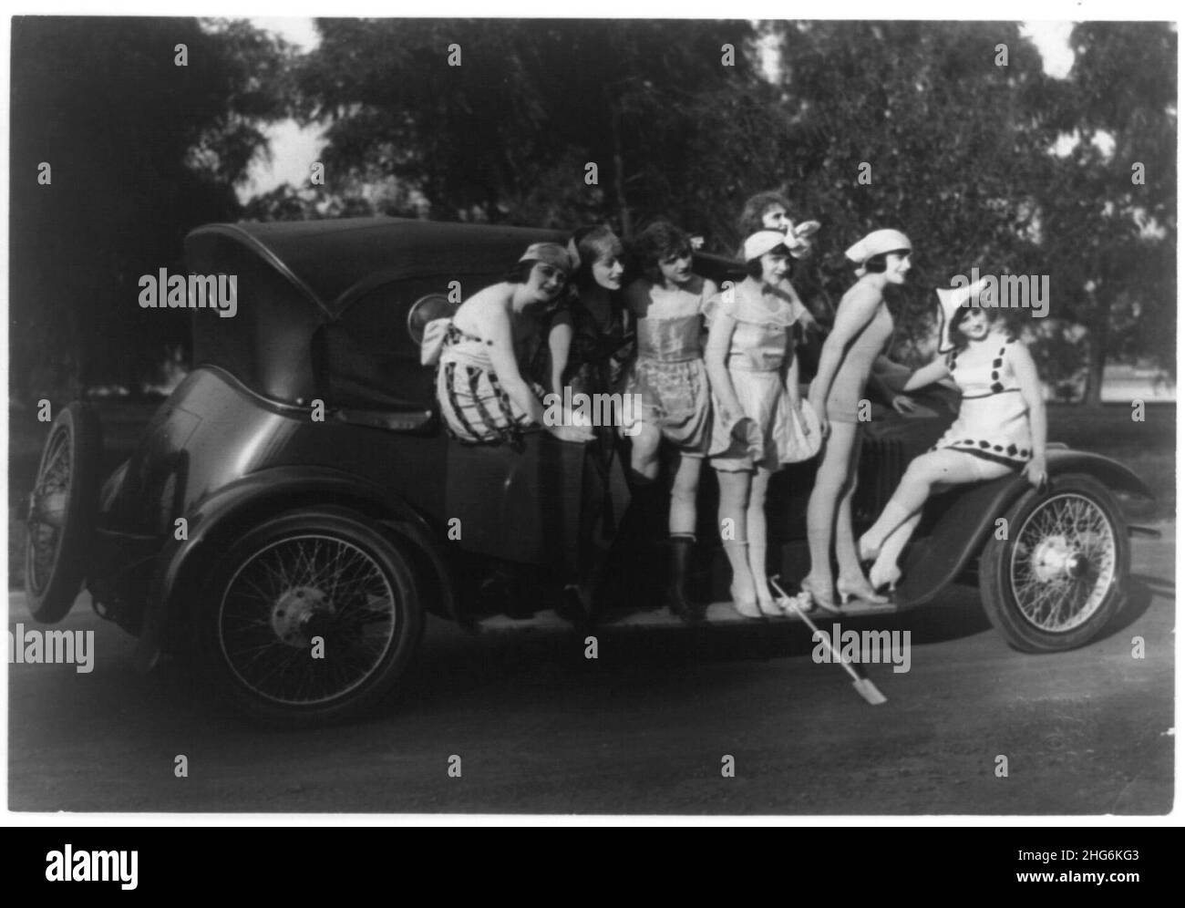 Sette Mack Sennett bellezze di balneazione in piedi intorno ad un'auto Foto Stock