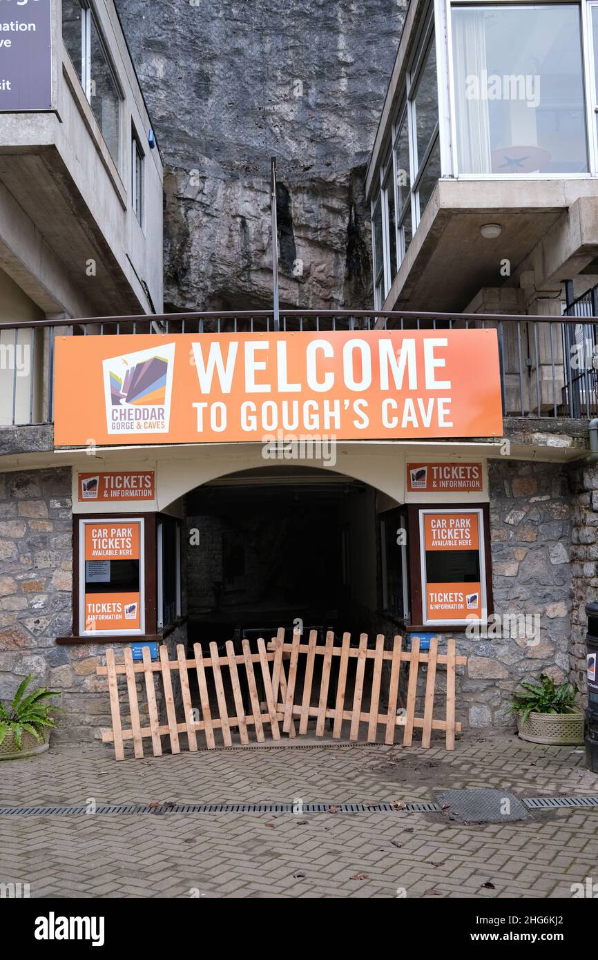 Gennaio 2022 - l'ingresso alla Gough's Cave a Cheddar, Somerset, Inghilterra, Regno Unito. La riapertura è prevista per la primavera 2022 Foto Stock