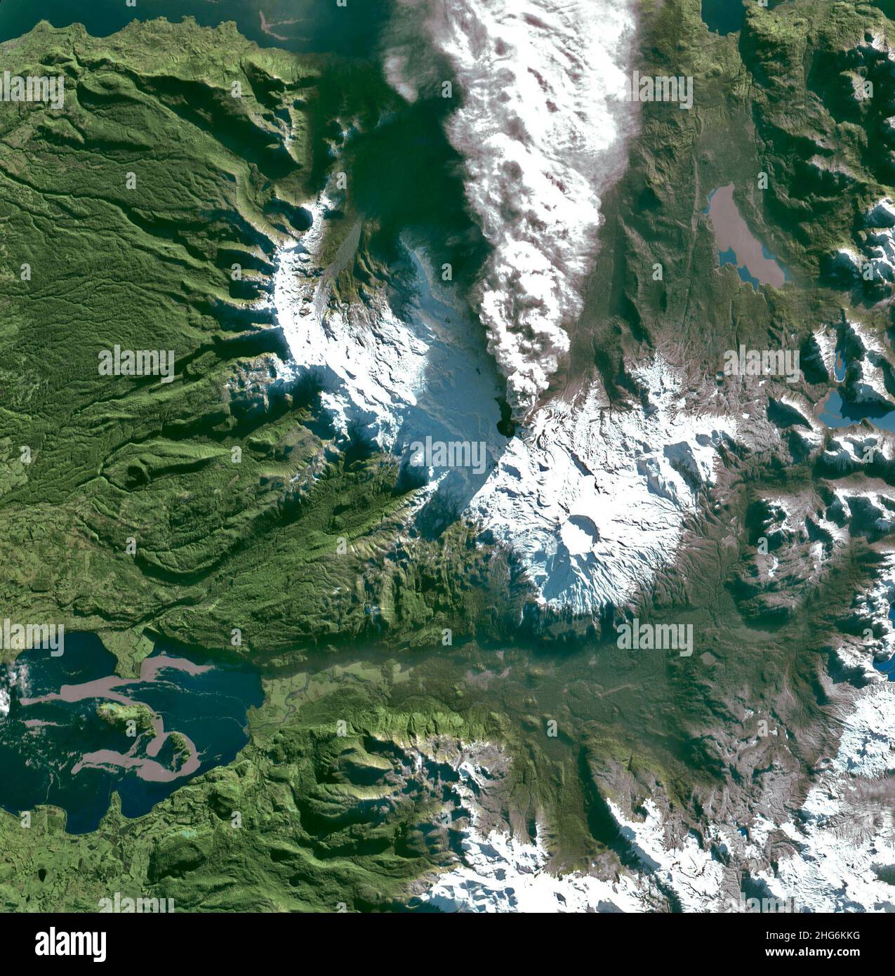 Cile. 4th giugno 2011. L'eruzione di Puyehue-Cordon Caulle del 2011-2012 fu un'eruzione vulcanica iniziata nel complesso vulcanico di Puyehue-Cordon Caulle in Cile il 4 giugno 4, 2011. A giugno 18th la nube di cenere aveva completato il suo primo cerchio del globo. Credit: NASA Earth/ZUMA Press Wire Service/ZUMAPRESS.com/Alamy Live News Foto Stock