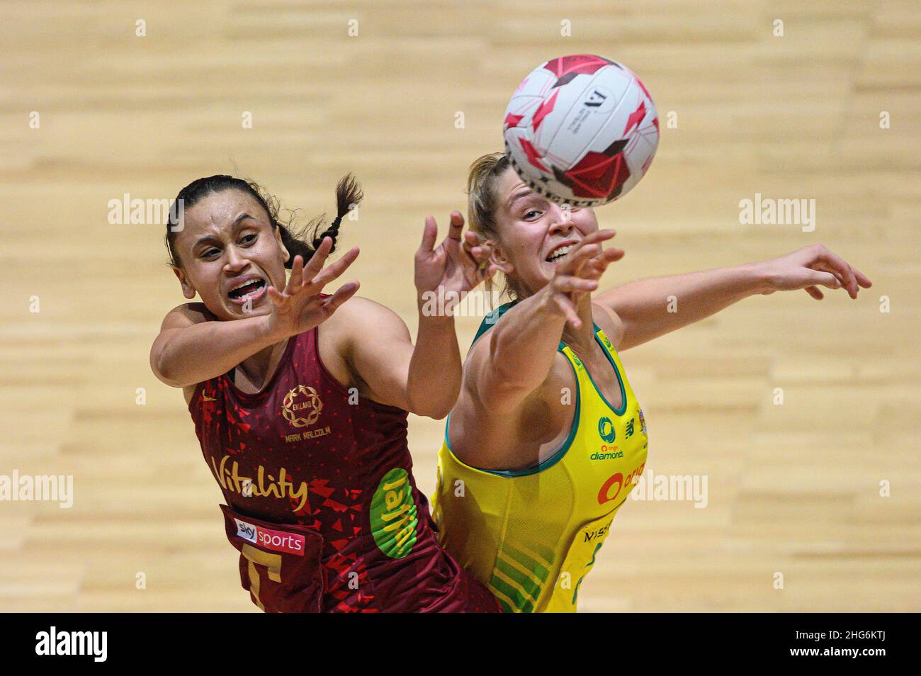 18 gennaio - Inghilterra Vitality Roses v Australia - Netball Quad Series - Copper Box Arena - Londra Jamie-Lee Price e Laura Macolm battaglie per la palla durante la partita alla Copper Box Arena. Picture Credit : © Mark Pain / Alamy Live News Foto Stock