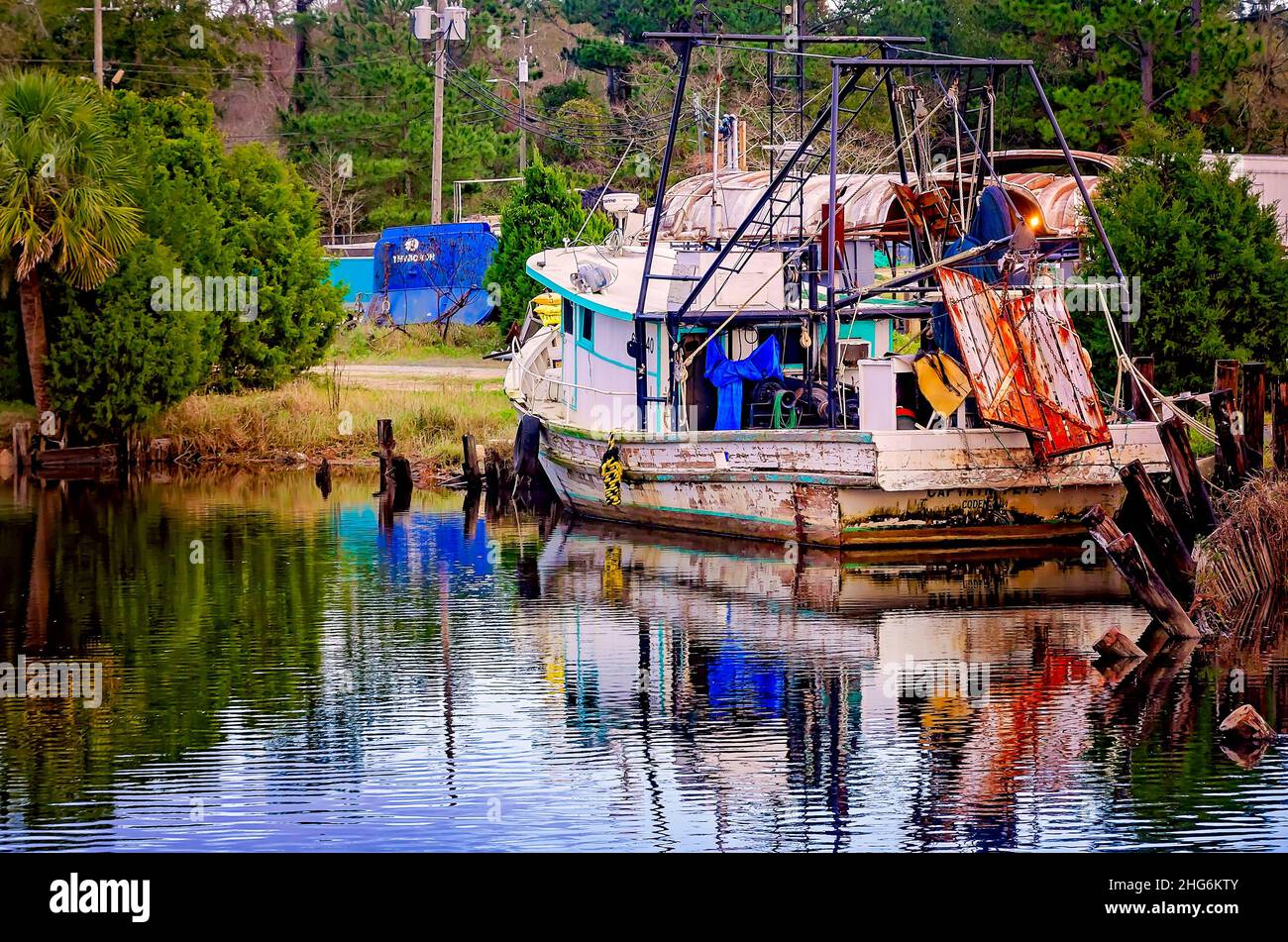 Una barca di gamberetti in legno è ancorata, 6 gennaio 2022, a Bayou la Batre, Alabama. La città è conosciuta come la capitale del pesce dell'Alabama. Foto Stock