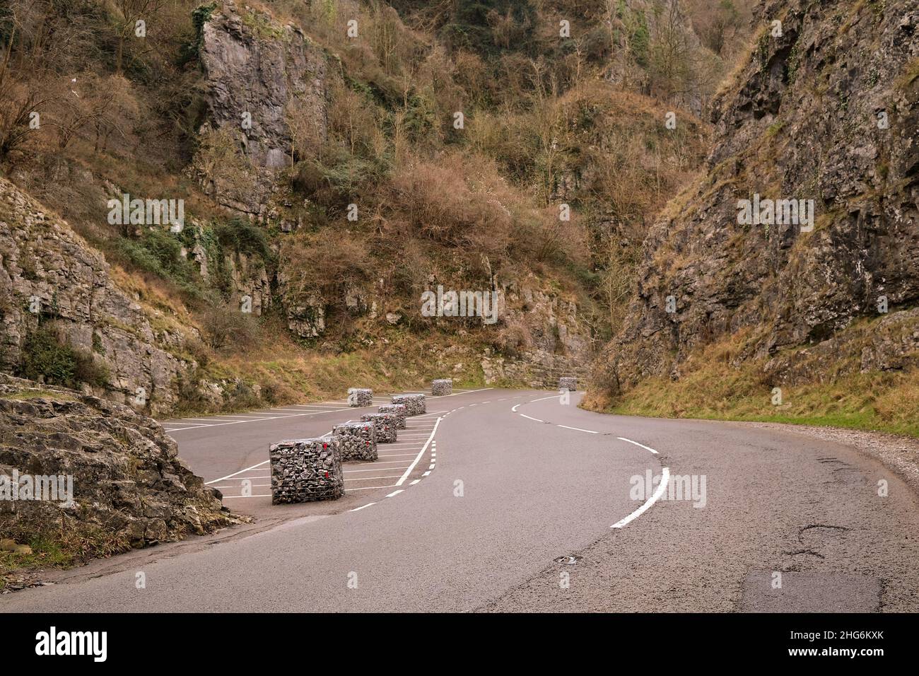 Gennaio 2022 - i gabioni di roccia si piazzano nella gola per scoraggiare una guida veloce e pericolosa a Cheddar, Somerset, Inghilterra, Regno Unito. Foto Stock