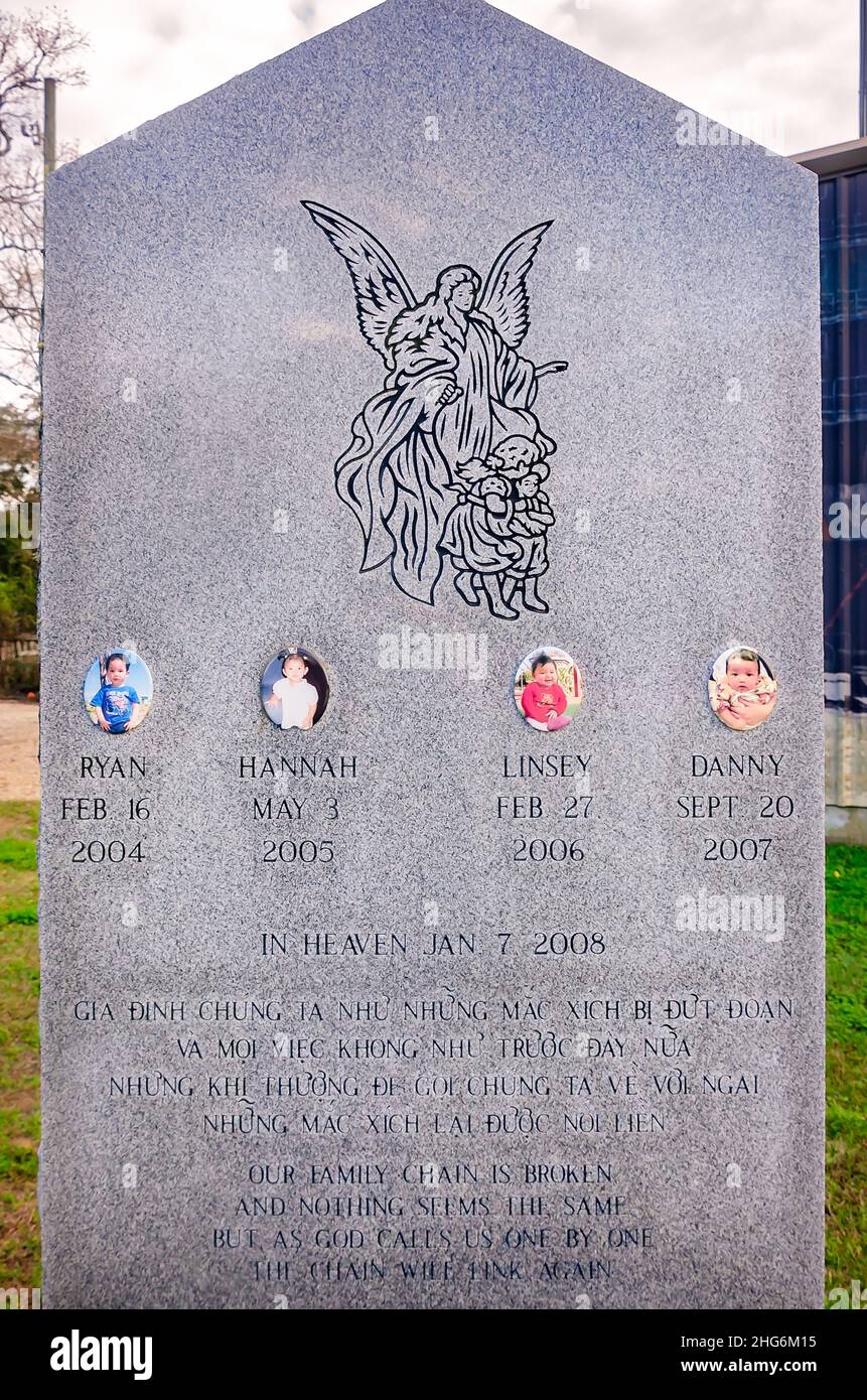 Un monumento commemorativo per quattro bambini vietnamiti uccisi nel 2008 si trova a Mariner Park, 6 gennaio 2022, a Bayou la Batre, Alabama. Foto Stock
