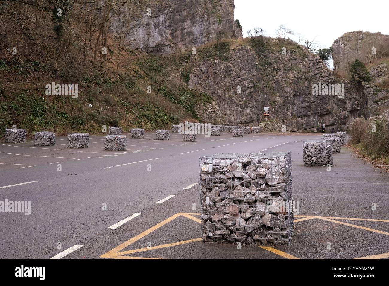 Gennaio 2022 - i gabioni di roccia si piazzano nella gola per scoraggiare una guida veloce e pericolosa a Cheddar, Somerset, Inghilterra, Regno Unito. Foto Stock
