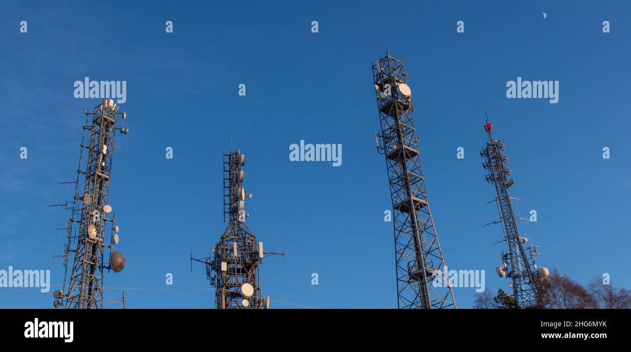 Piloni con ripetitori per telecomunicazioni Foto Stock