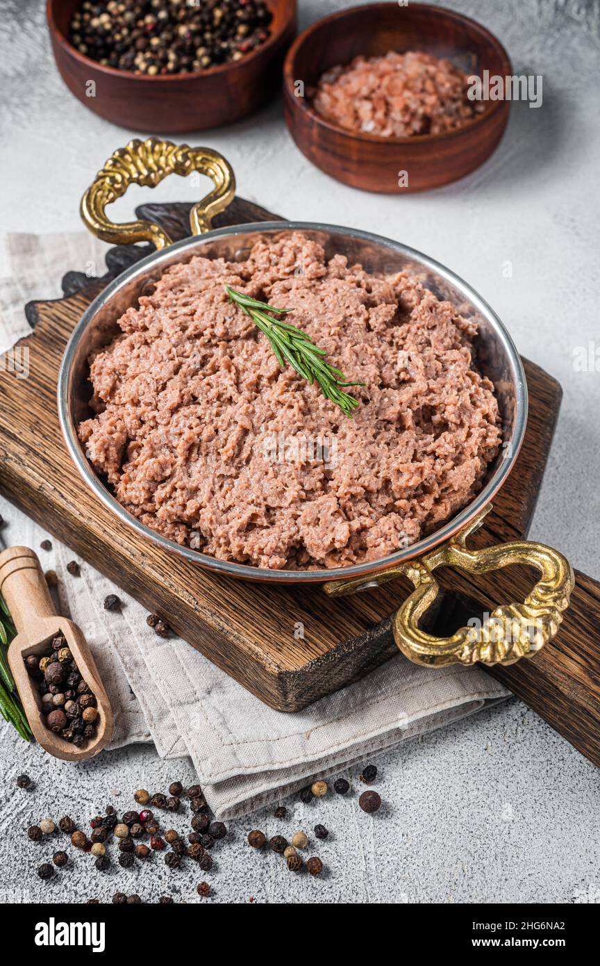 Carne vegana a base di piante crude con erbe aromatiche. Sfondo nero. Vista  dall'alto Foto stock - Alamy