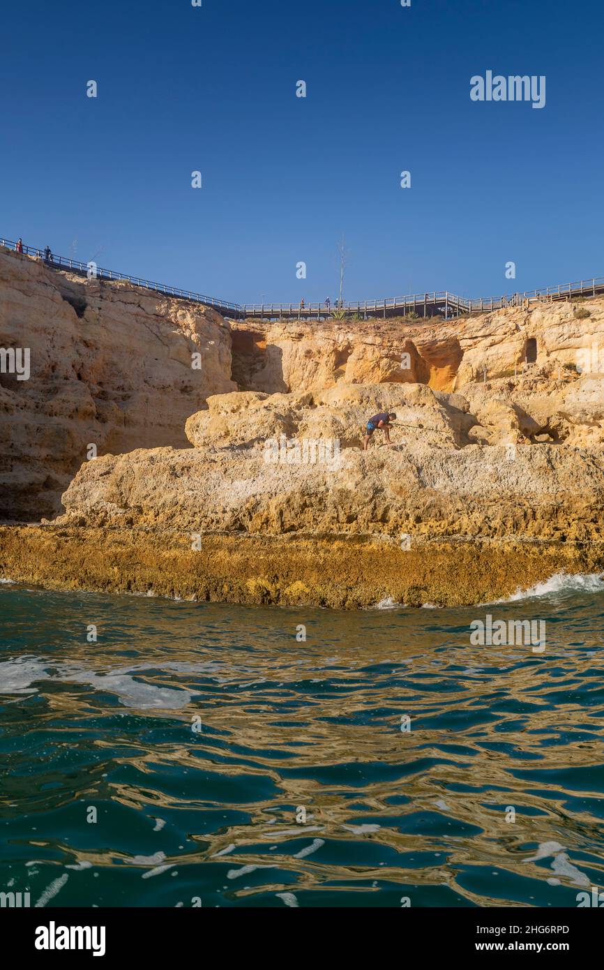 Regione di destinazione dell'Algarve, scogliere e Sete Vales Suspensos significano sette valli pendenti, percorso di trekking in cima, la passeggiata che si estende per 5,7 km segue un Foto Stock