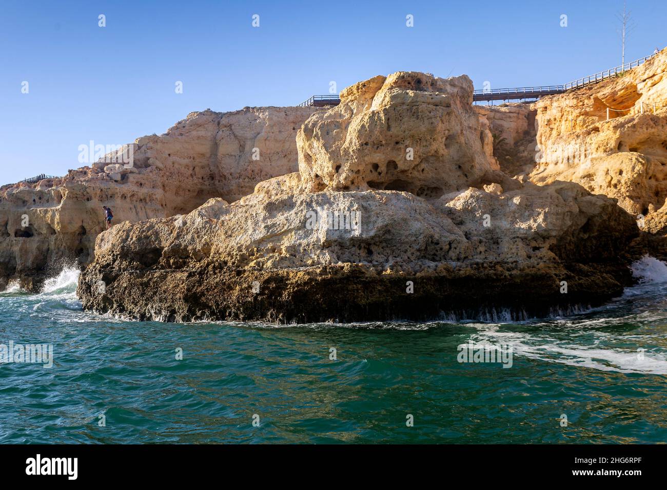 Regione di destinazione dell'Algarve, scogliere e Sete Vales Suspensos significano sette valli pendenti, percorso di trekking in cima, la passeggiata che si estende per 5,7 km segue un Foto Stock