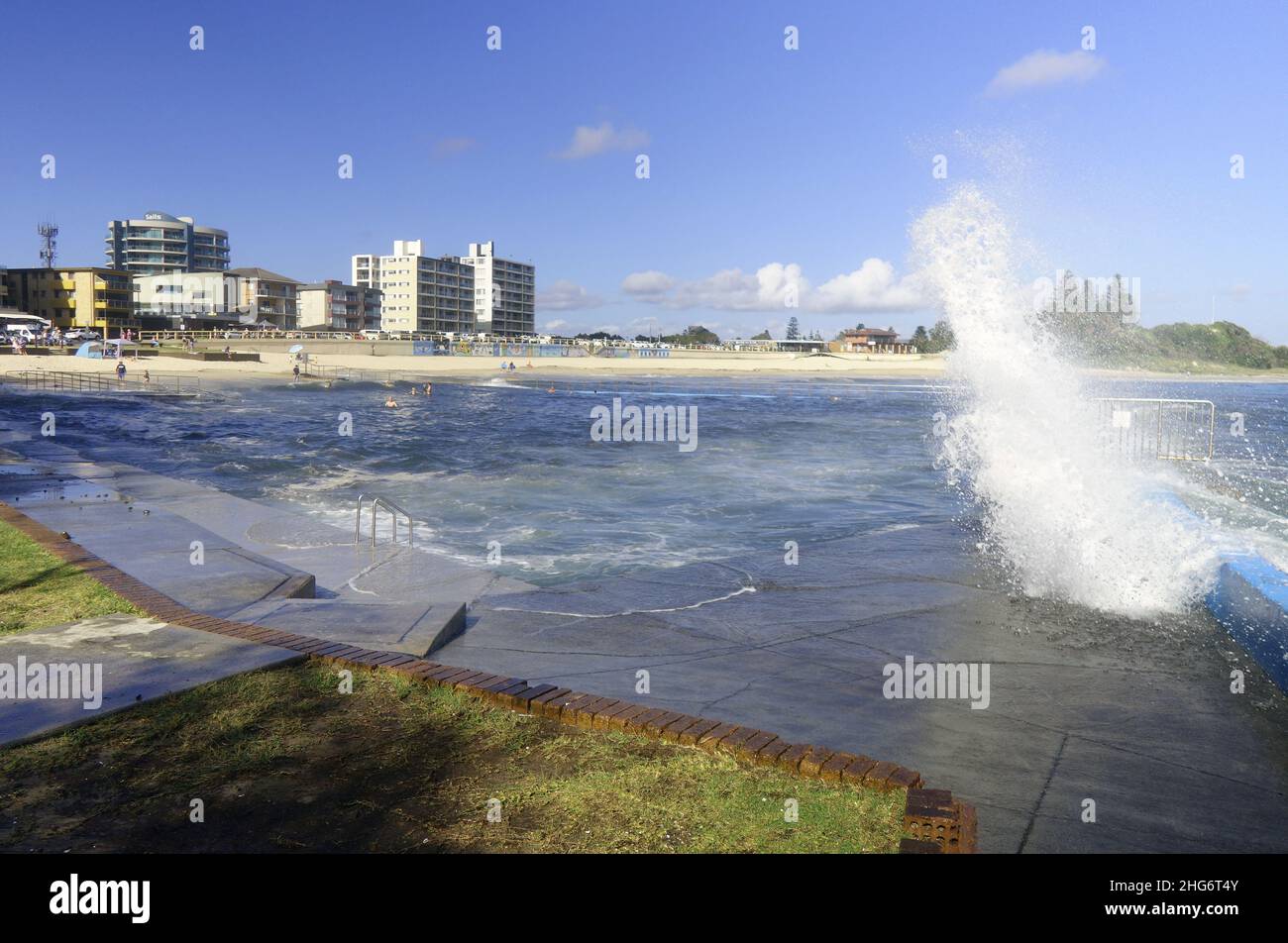 Condizioni difficili presso la piscina dell'oceano a causa di ondate da ex-Tropical Cyclone Seth, Forster, New South Wales, Australia. No MR o PR Foto Stock