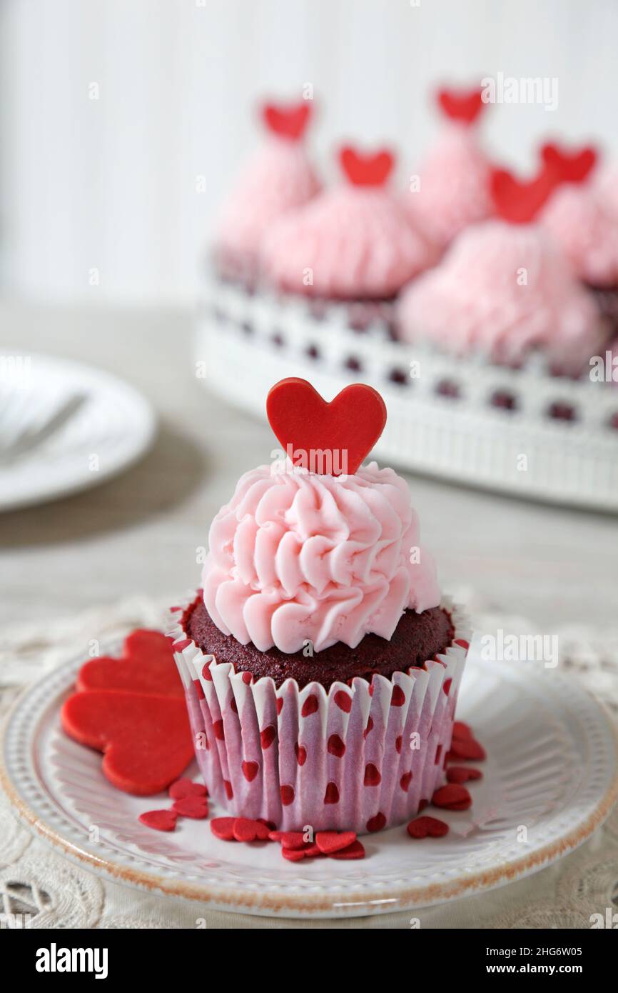 Tortini di velluto rosso con cuori rossi per San Valentino Foto Stock