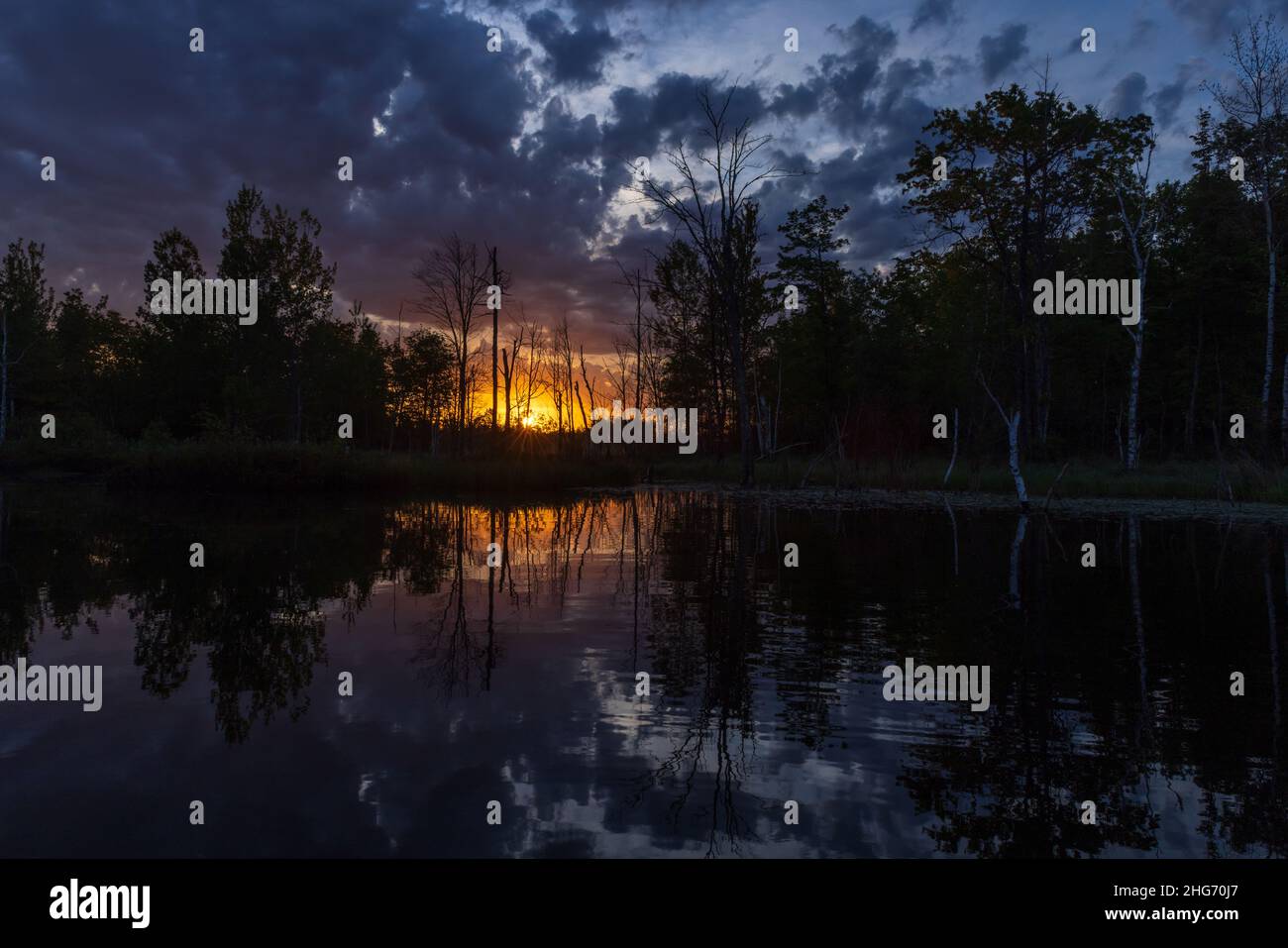Alba su un lago selvaggio nel Wisconsin settentrionale. Foto Stock