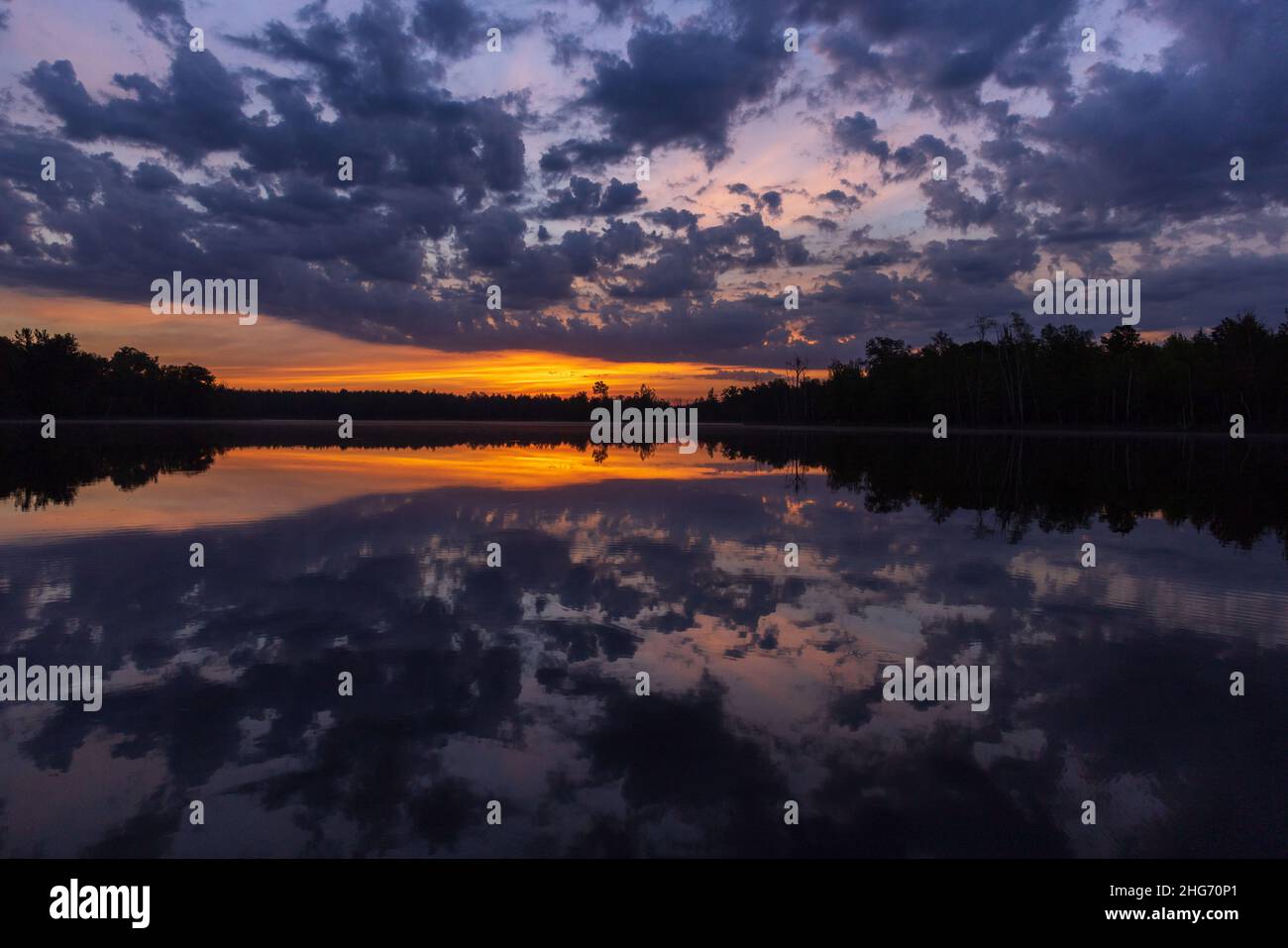 Alba su un lago selvaggio nel Wisconsin settentrionale. Foto Stock