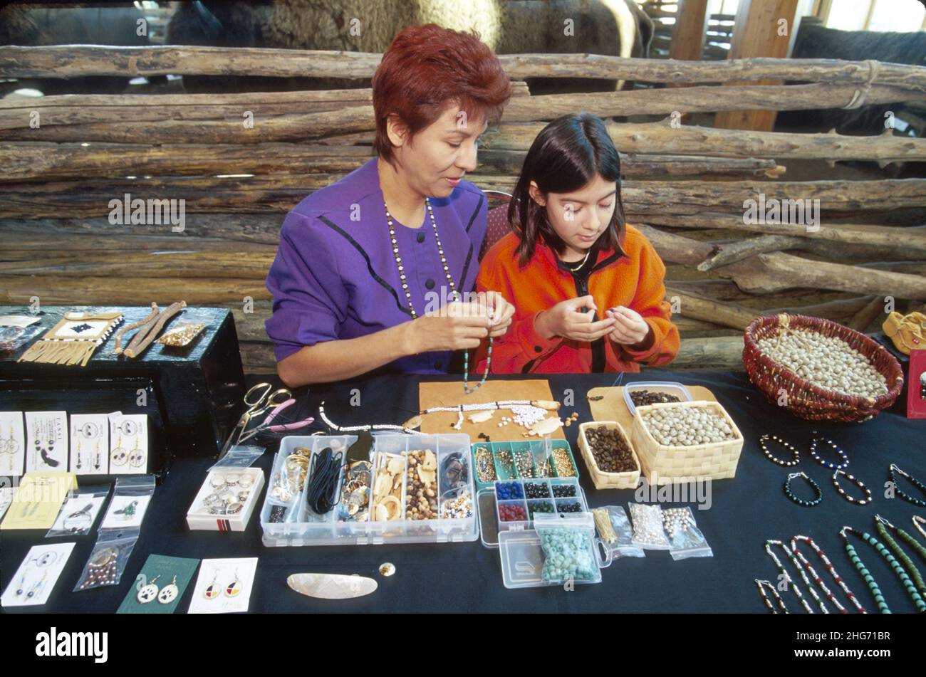 Saskatoon Canada, Wanuskewan Native Heritage Park Cree Nation, indigeni gente madre figlia madre, vendita di oggetti da lavoro che fanno bracciali collane Foto Stock
