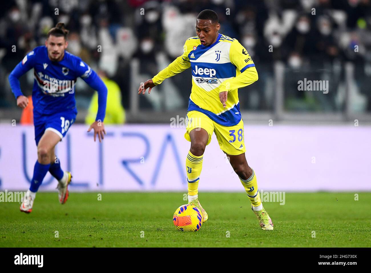 Torino, Italia. 18 gennaio 2022. Marley Ake (R) della Juventus FC è sfidata da Radu Dragusin della UC Sampdoria durante la partita di calcio Coppa Italia tra Juventus FC e UC Sampdoria. Credit: Nicolò campo/Alamy Live News Foto Stock