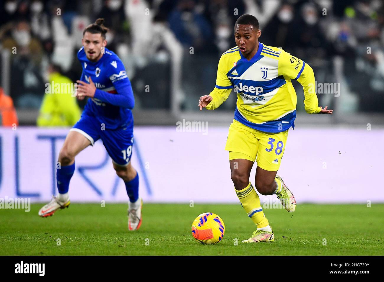 Torino, Italia. 18 gennaio 2022. Marley Ake (R) della Juventus FC è sfidata da Radu Dragusin della UC Sampdoria durante la partita di calcio Coppa Italia tra Juventus FC e UC Sampdoria. Credit: Nicolò campo/Alamy Live News Foto Stock