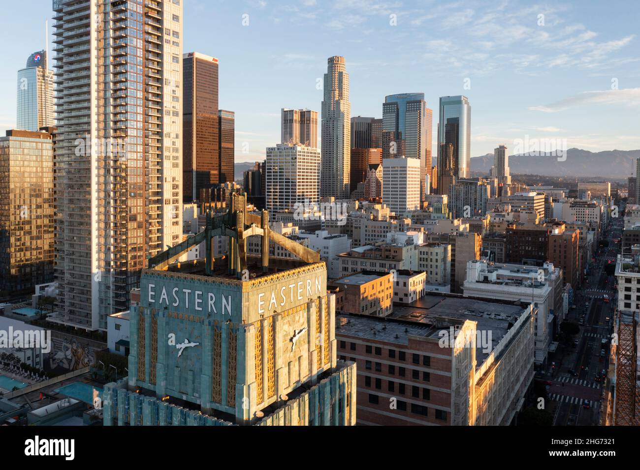 Vista dello storico edificio orientale e orologio nel centro di Los Angeles Foto Stock