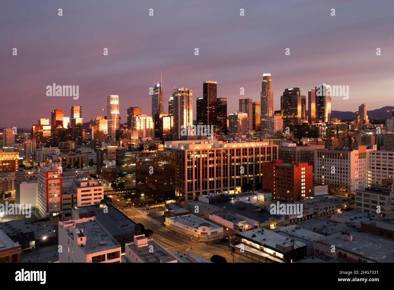 Vista aerea prima dell'alba dello skyline del centro di Los Angeles con l'avvicinarsi dell'alba colorata Foto Stock