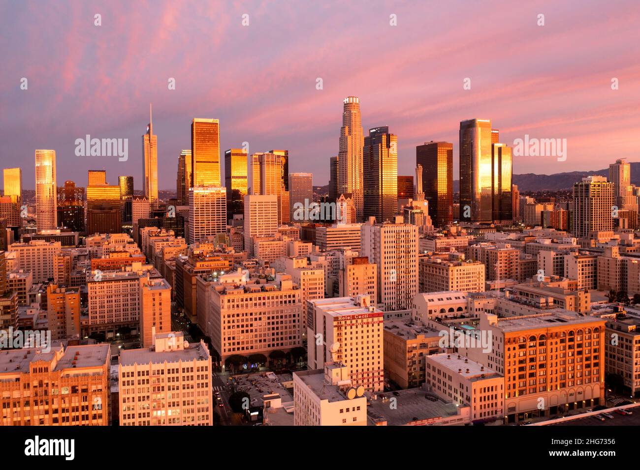 Vista aerea dello skyline di un'incredibile alba che riflette rosa e oro negli edifici del centro di Los Angeles Foto Stock