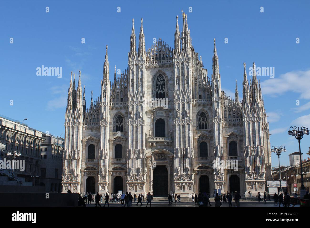 Milano, Italia. 18th Jan 2022. (INT) movimento nella città di Milano, capitale della moda in Italia, dove ha avuto luogo la settimana della moda di Milano. Gennaio 18, 2022. Milano, Italia: Città di Milano, capitale della moda in Italia, dove si è svolta la settimana della moda di Milano - Collezione uomo Autunno-Inverno 2022, che si è conclusa lunedì (17), con sfilate di moda di persona. Tutti i partecipanti hanno dovuto presentare il Super Green Pass e indossare una maschera FFP2. Tutti i marchi partecipanti dovevano seguire protocolli e misure preventive contro il Covid-19. Per quanto riguarda il calendario provvisorio, alcuni marchi hanno scelto di non sfilare a causa dell'aumento i Foto Stock