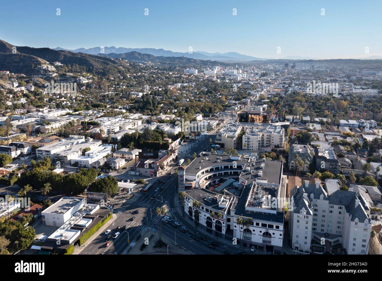 Sopra Sunset Boulevard a West Hollywood guardando verso est in un pomeriggio limpido Foto Stock