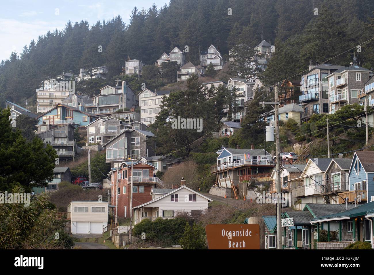 Case costiere di fronte all'Oceano Pacifico in Oceanside, Oregon, visto Domenica, 16 gennaio 2022. Minacce di tsunami lungo la costa del Pacifico innescate da... Foto Stock