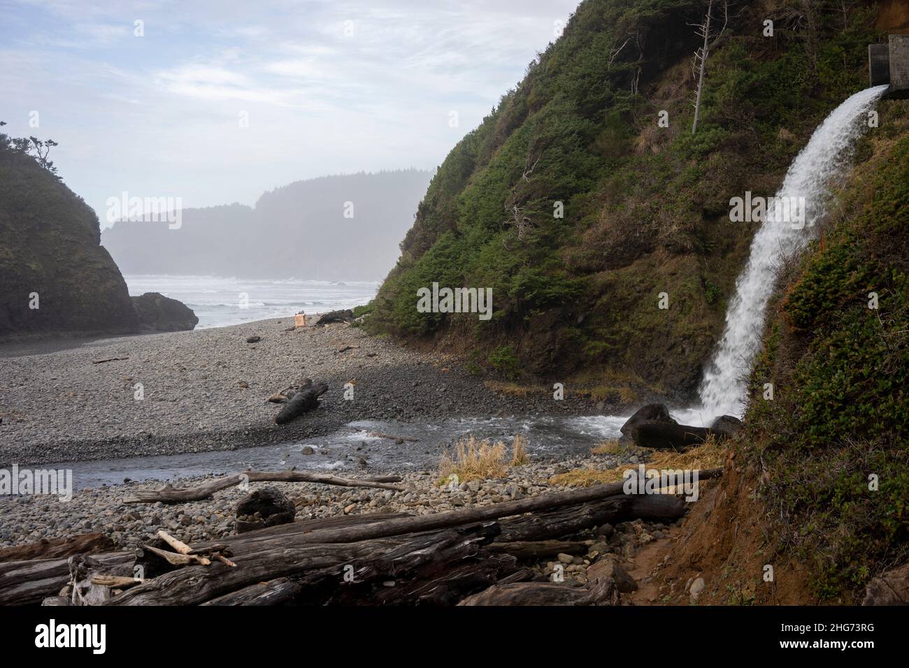 Short Beach sulla costa dell'Oregon, con una cascata artificiale vicino alla scala del sentiero. Foto Stock