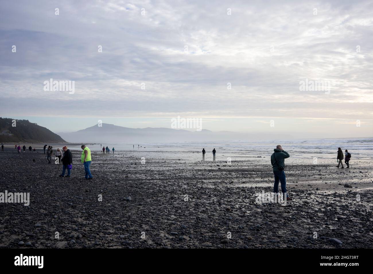 La spiaggia di Oceanside in Oregon è coperta da rocce lavate a riva domenica 16 gennaio 2022, dopo che l'eruzione vulcanica di Tonga ha scatenato minacce di tsunami. Foto Stock