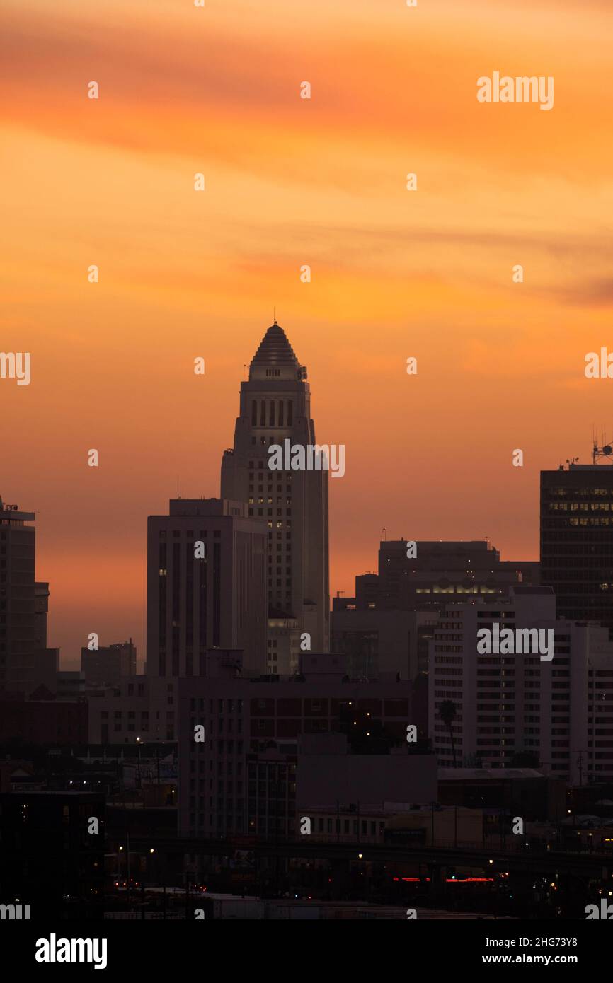 Vista iconica dell'edificio del Municipio di Los Angeles al tramonto Foto Stock