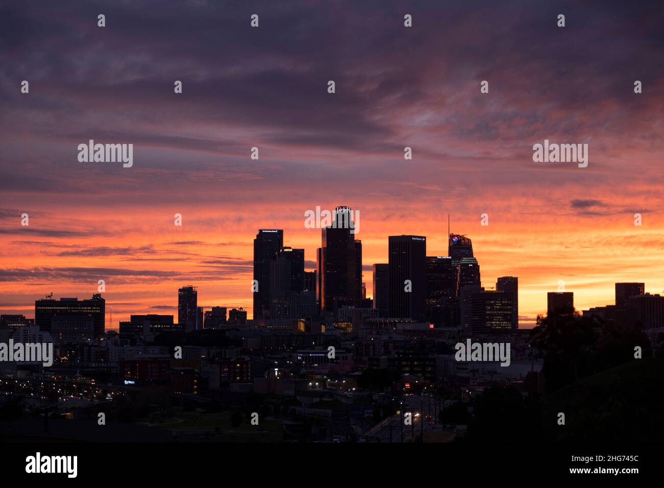Silhouette dello skyline del centro di Los Angeles con un colorato sfondo tramonto sbiadito Foto Stock