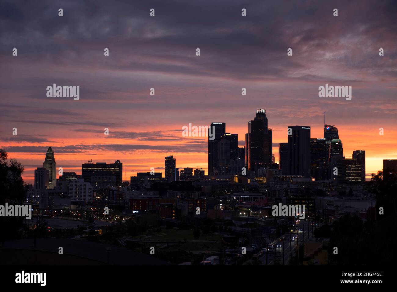 Silhouette dello skyline del centro di Los Angeles con un colorato sfondo tramonto sbiadito Foto Stock