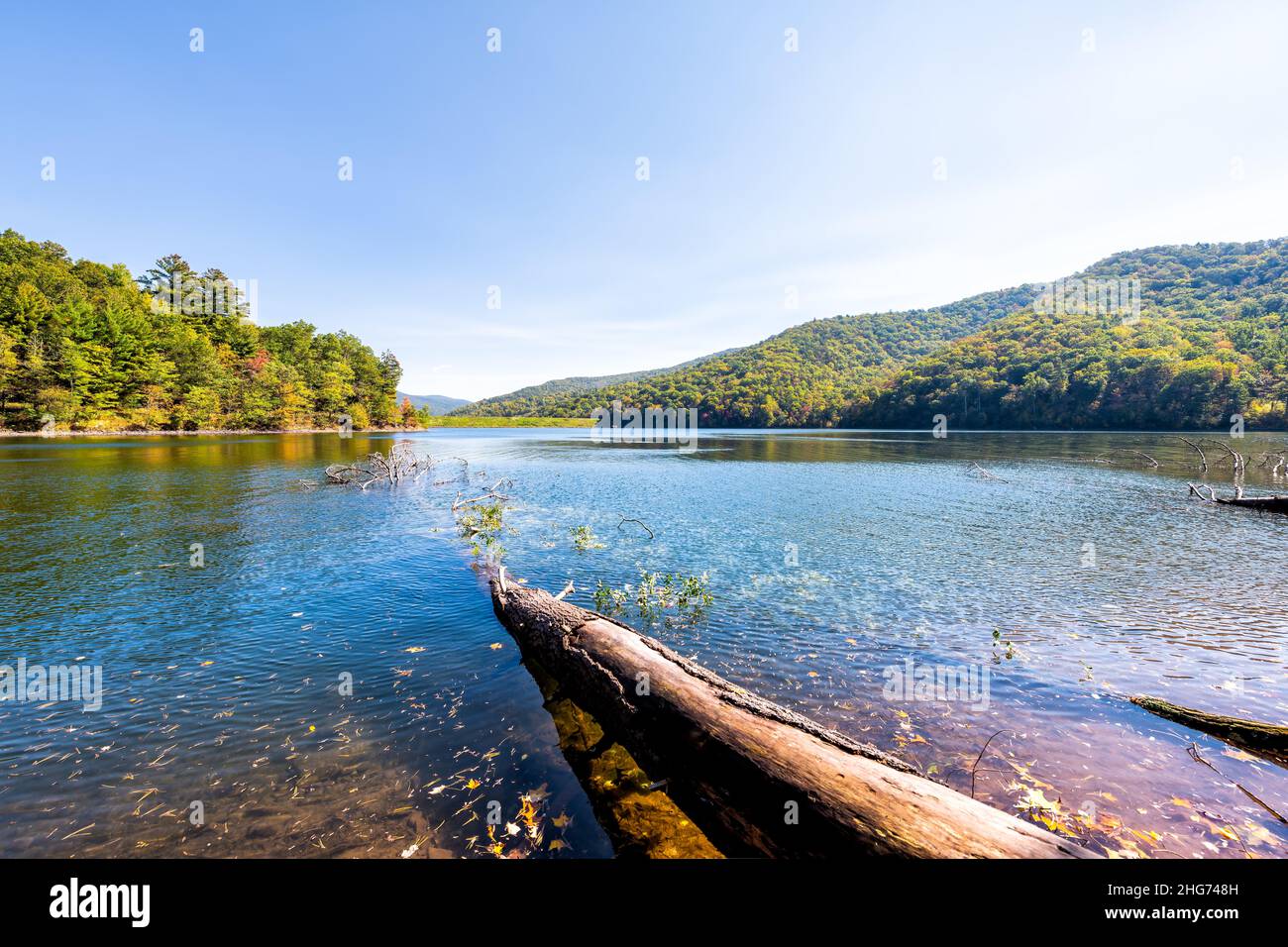 Vista panoramica del lago di Switzer nella contea di Rockingham Hinton, Virginia soleggiata autunno stagione autunnale in George Washington National Forest soleggiato paesaggio Foto Stock